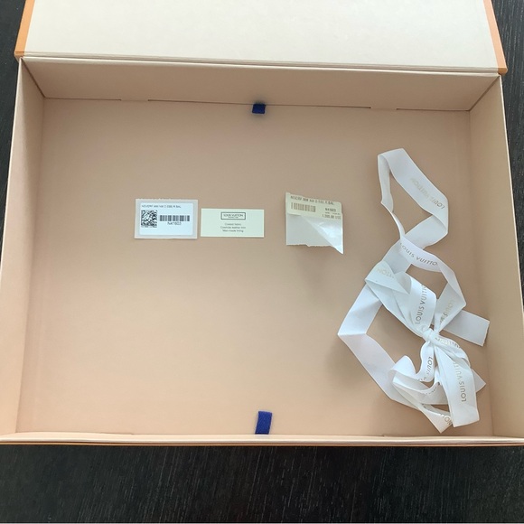 Authentic Louis Vuitton Never full packaging - Picture 4 of 5